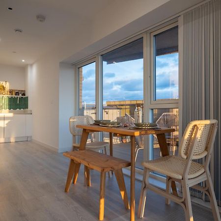 شقة Sunset Retreat: Steps From Heathrow/Twickenham هاونسلو المظهر الخارجي الصورة
