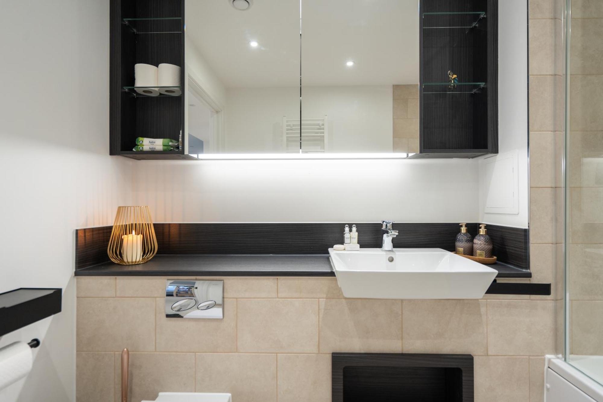 شقة Sunset Retreat: Steps From Heathrow/Twickenham هاونسلو المظهر الخارجي الصورة