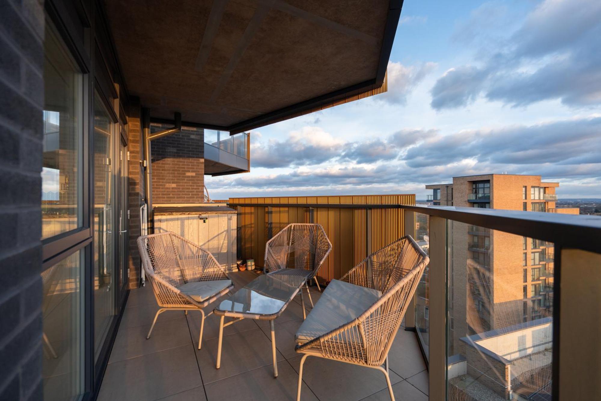 شقة Sunset Retreat: Steps From Heathrow/Twickenham هاونسلو المظهر الخارجي الصورة