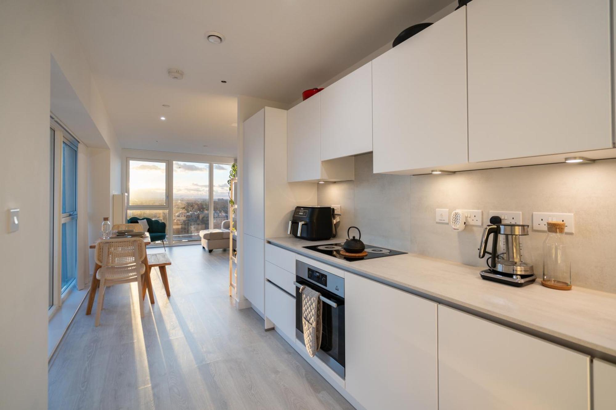 شقة Sunset Retreat: Steps From Heathrow/Twickenham هاونسلو المظهر الخارجي الصورة