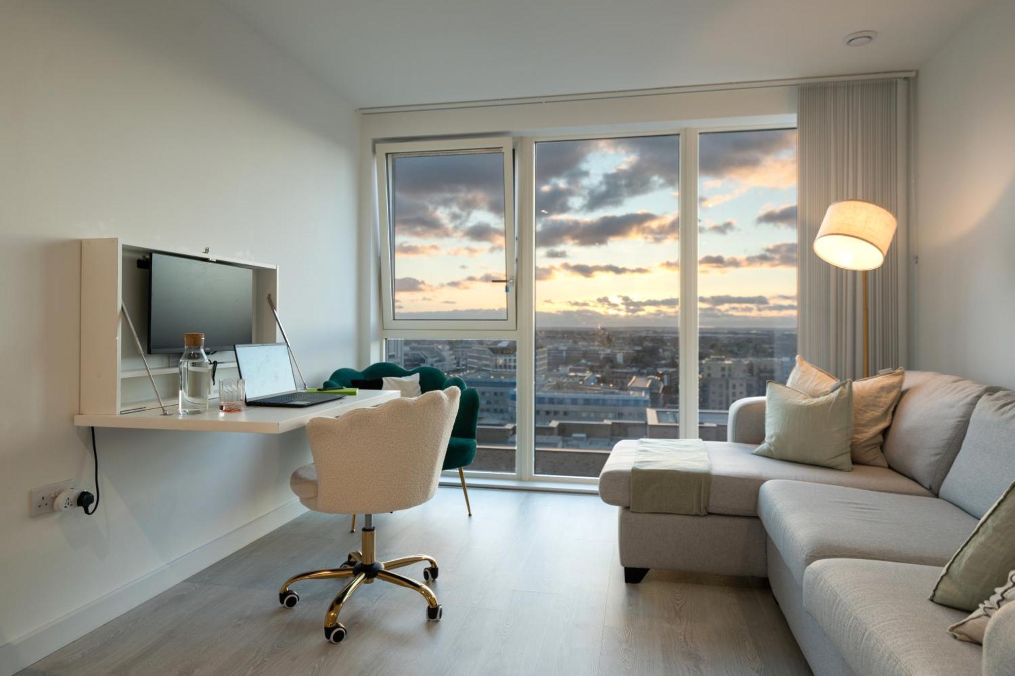 شقة Sunset Retreat: Steps From Heathrow/Twickenham هاونسلو المظهر الخارجي الصورة