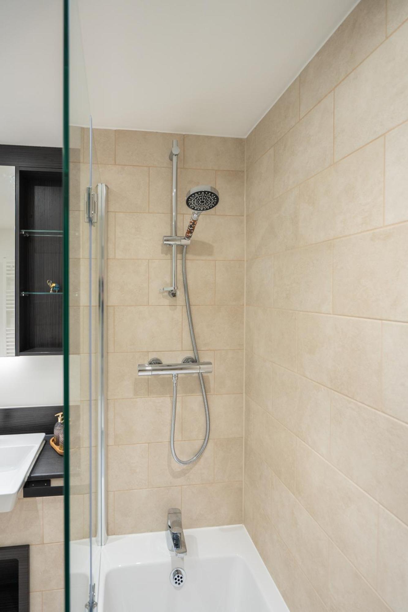 شقة Sunset Retreat: Steps From Heathrow/Twickenham هاونسلو المظهر الخارجي الصورة