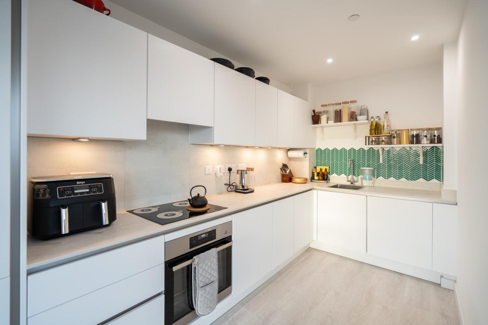 شقة Sunset Retreat: Steps From Heathrow/Twickenham هاونسلو المظهر الخارجي الصورة
