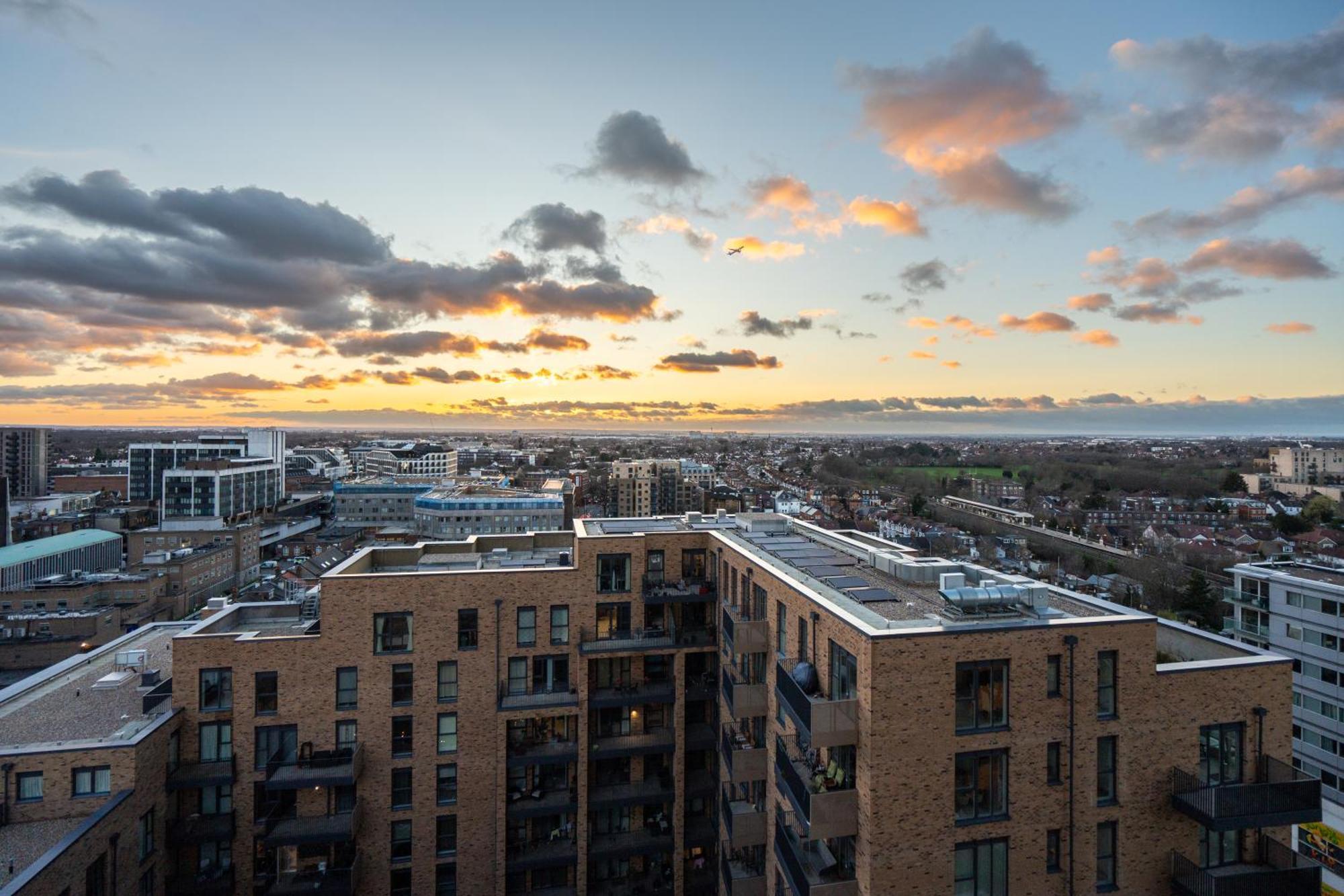شقة Sunset Retreat: Steps From Heathrow/Twickenham هاونسلو المظهر الخارجي الصورة