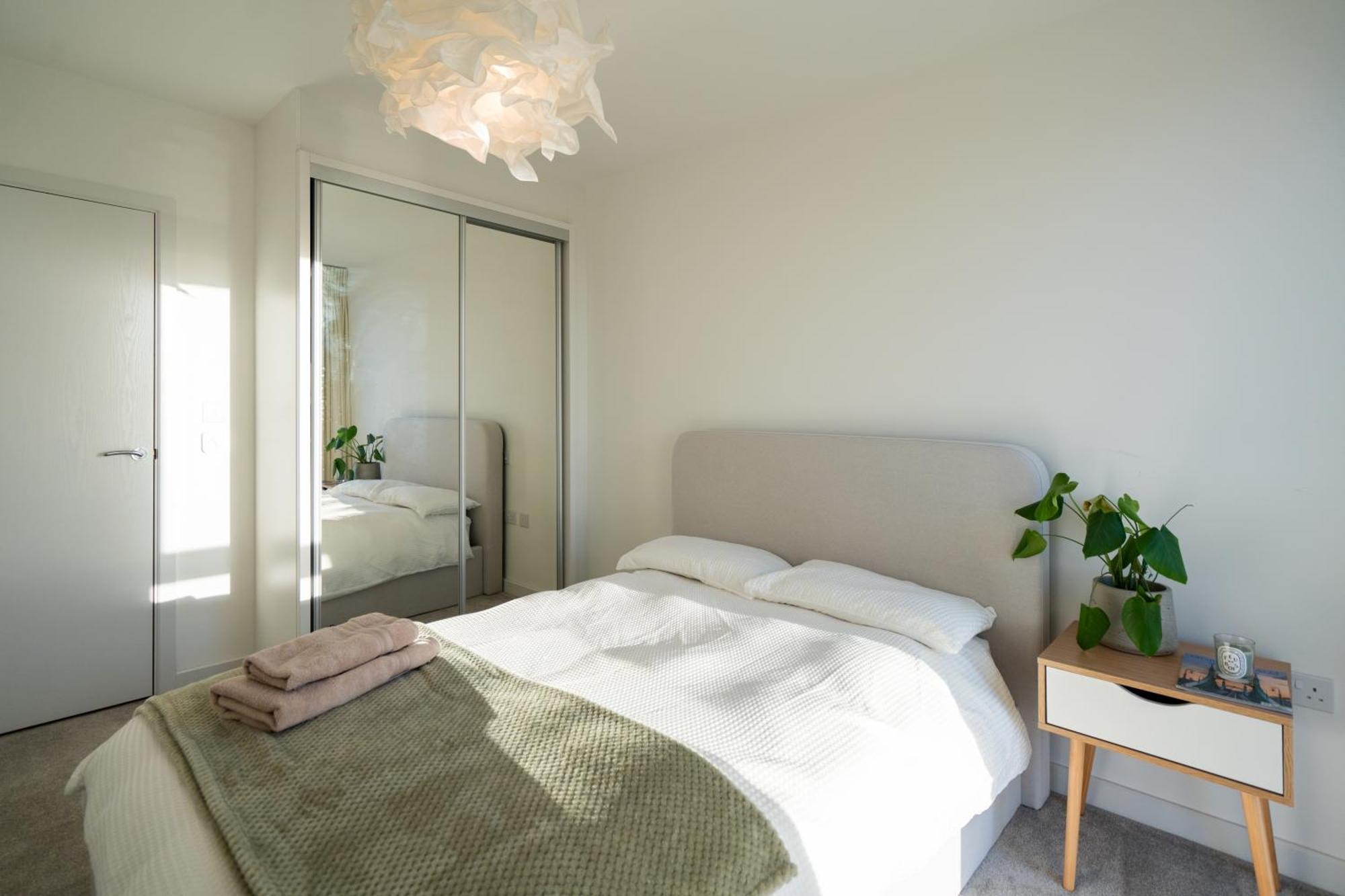 شقة Sunset Retreat: Steps From Heathrow/Twickenham هاونسلو المظهر الخارجي الصورة