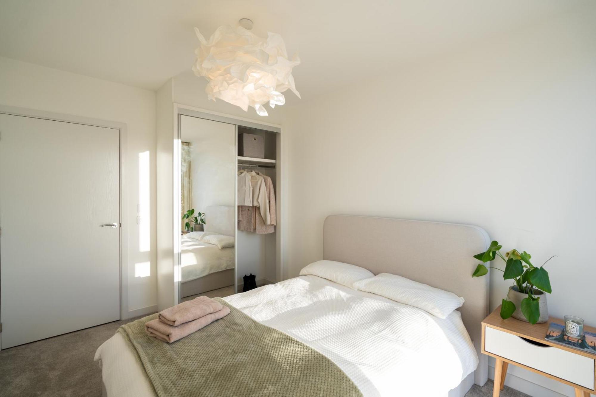 شقة Sunset Retreat: Steps From Heathrow/Twickenham هاونسلو المظهر الخارجي الصورة