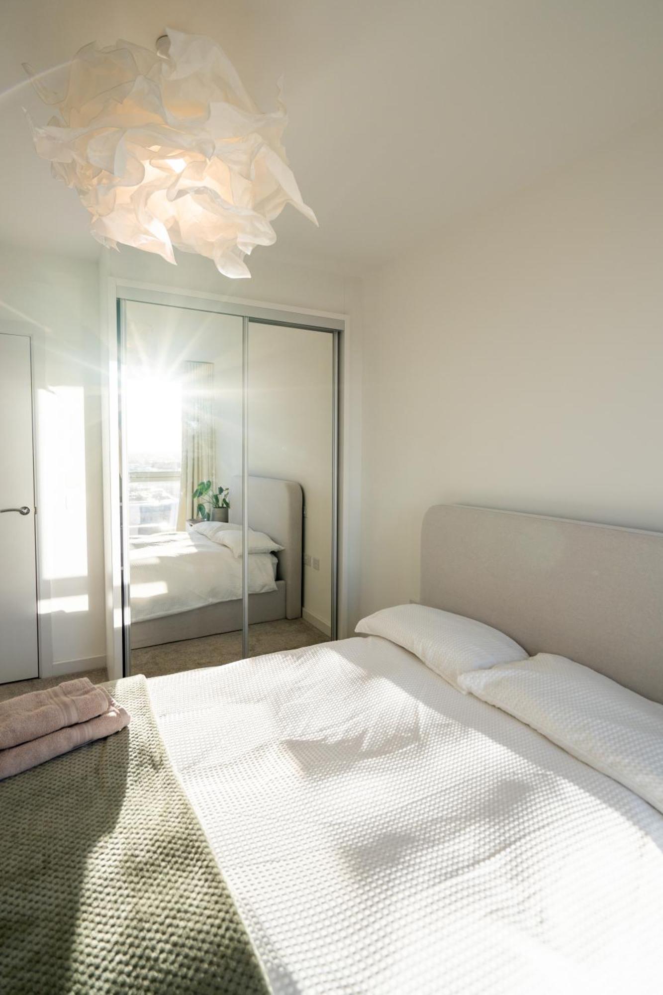 شقة Sunset Retreat: Steps From Heathrow/Twickenham هاونسلو المظهر الخارجي الصورة