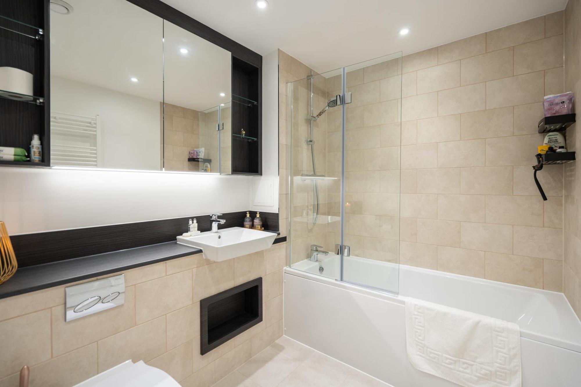 شقة Sunset Retreat: Steps From Heathrow/Twickenham هاونسلو المظهر الخارجي الصورة